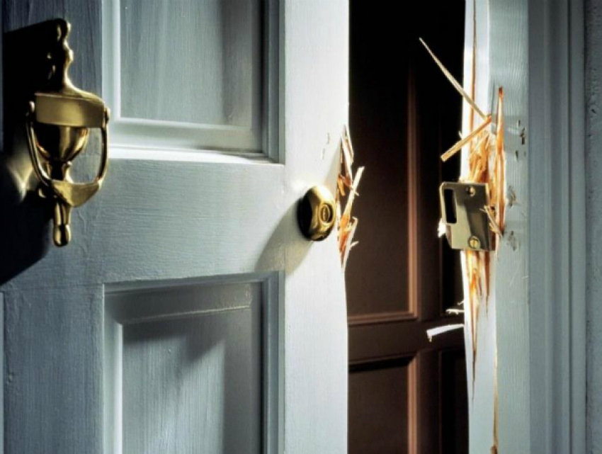 Мужчина украл межкомнатные двери из квартиры своего знакомого в Ростовской области