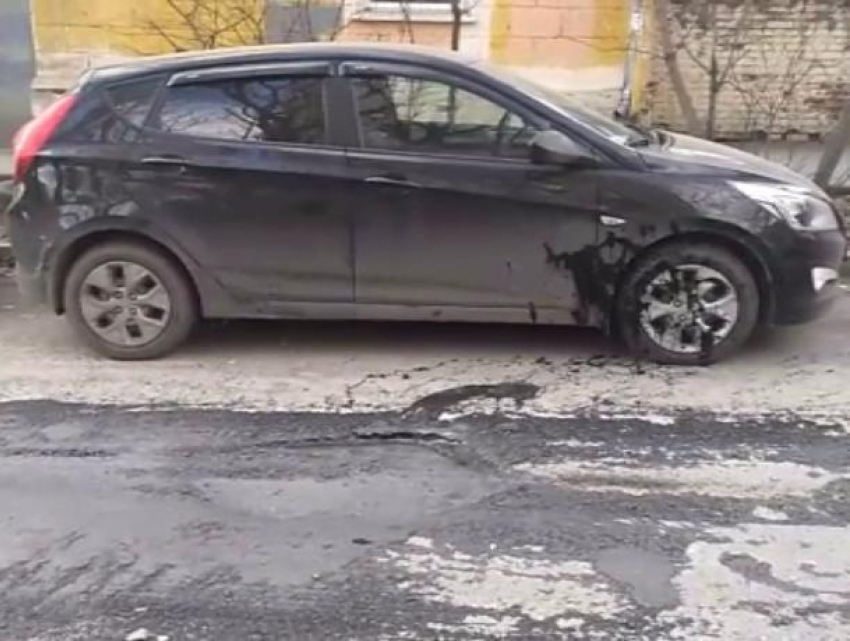 Ставшую жертвой жутких дорожных работ в Ростове красавицу-иномарку сняли на видео