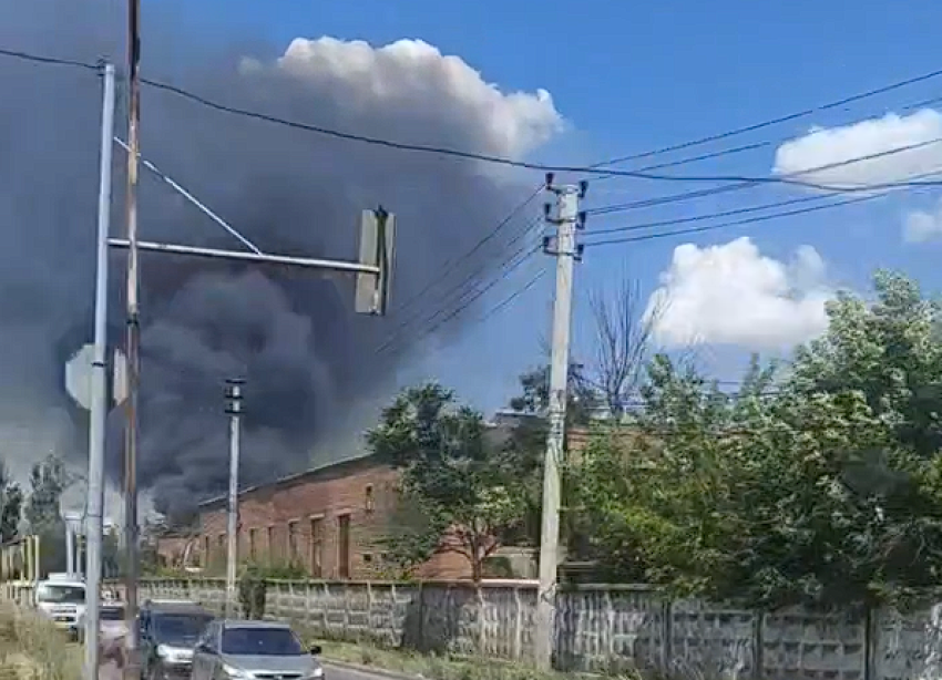 Часть жителей Батайска осталась без света из-за пожара на складах