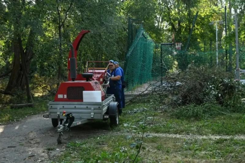 Ростов спустя почти три недели продолжает убирать последствия урагана: Александр Скрябин дал новые поручения