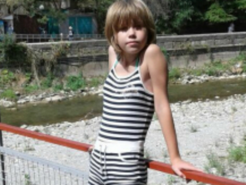 Маленькая светловолосая 11-летняя девочка в шапке с помпоном пропала на улицах Ростова