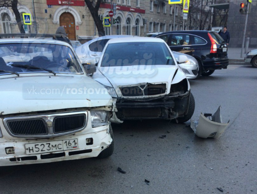 Глупое ДТП на зебре в центре Ростова устроила невнимательная девушка за рулем