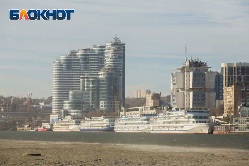 Канализационные потоки затопили дорогу возле элитного ЖК в Ростове