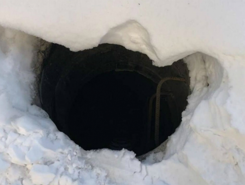 Школьник провалился в невидимый под снегом люк