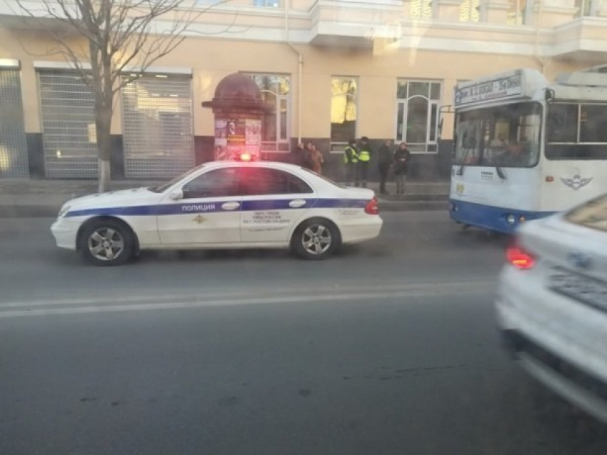 В Ростове-на-Дону 20-летняя девушка попала под колеса троллейбуса на пешеходном переходе  