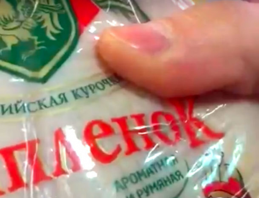 Продажу тухлого мяса с переклейкой ценников в ростовском магазине доказал на видео мужчина