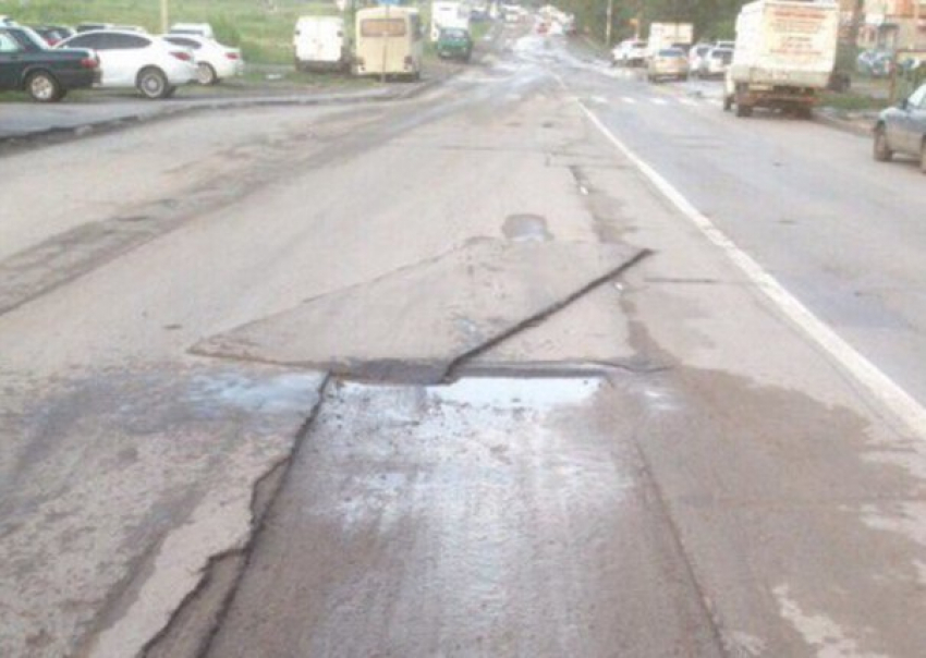 В Ростове на Орбитальной после проливного дождя «уплыла» дорожная латка 