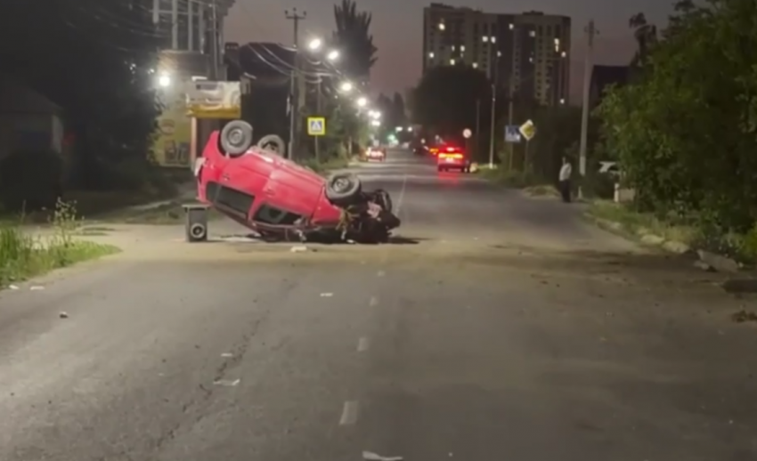 В Батайске автомобиль врезался в дерево и перевернулся - пострадали два человека