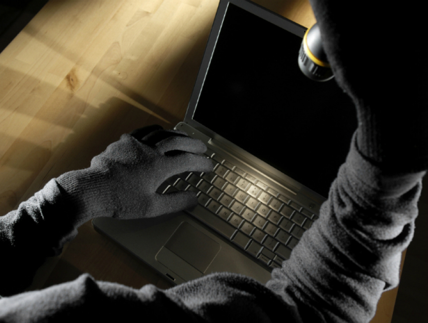 Молодой мужчина проник в дом к спящей жительнице Ростовской области и совершил преступление