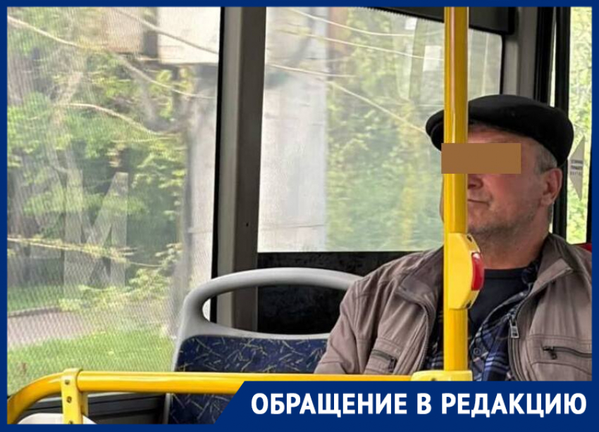 В автобусе №26 заметили мужчину, который приставал к подросткам