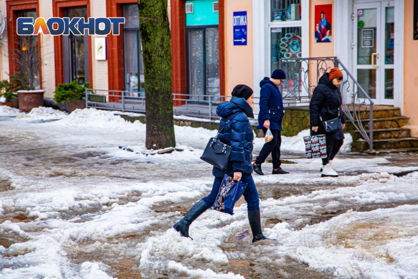 В Ростове оперативно обработают тротуары от гололёда из-за надвигающейся метели