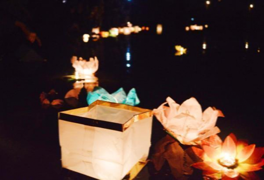 Фестиваль водных фонариков прошел в донской столице