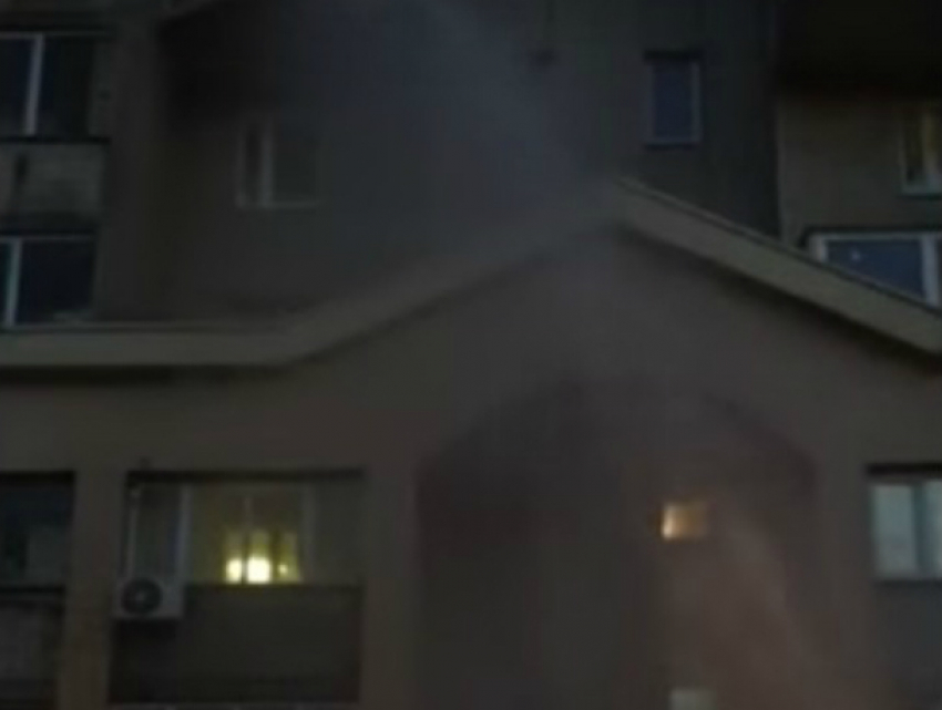 Бьющий по окнам многоэтажки Ростова десятиметровый фонтан «из трубы» горожане сняли на видео