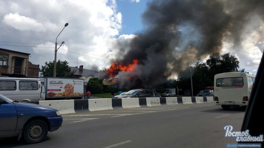 В районе улицы Королева в Ростове горит двухэтажное здание 