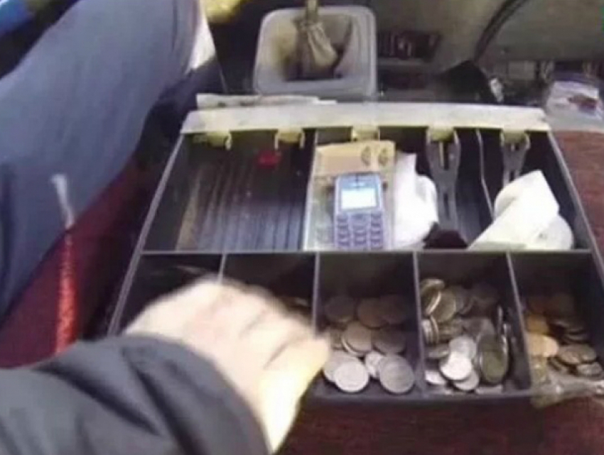 Охамевший маршрутчик швырнул деньги в лицо растерянному пассажиру на остановке Ростова