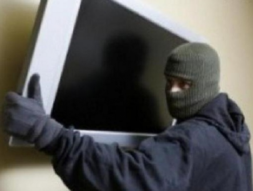 Дорогой телевизор и телефон украл молодой ростовчан из частного дома в Пролетарском районе 