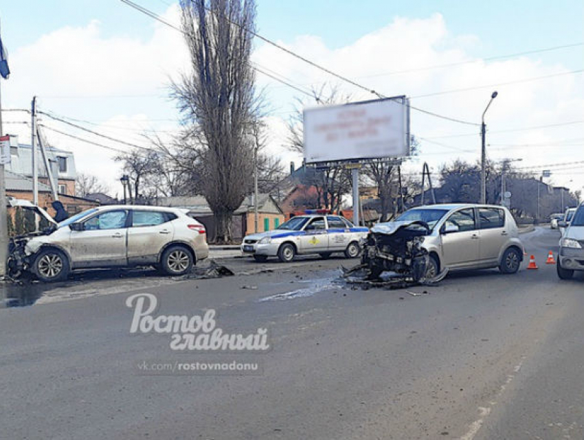 Пассажир – в больнице: две иномарки лоб в лоб столкнулись посреди Ростова