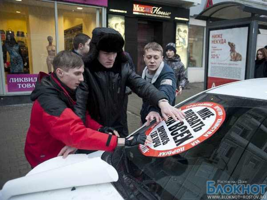 Активисты СтопХам «украсили» авто наглых ростовских водителей наклейками «Мне плевать на всех. Паркуюсь, где хочу» 