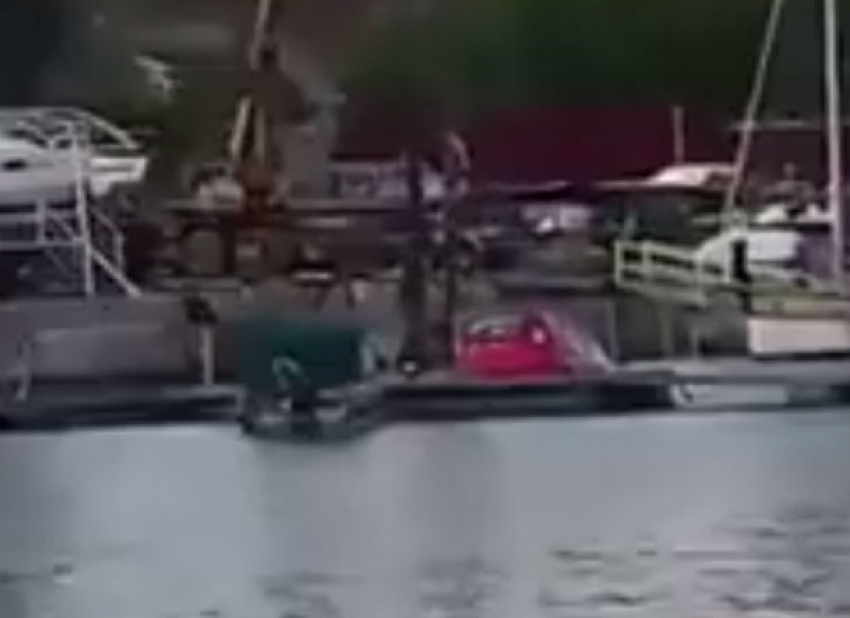 Зазевавшийся водитель иномарки в Ростове сбил пешехода, рухнул в реку и попал на видео 