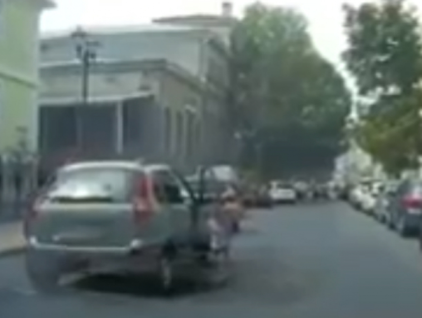 Спасение оставленного одного в машине посреди дороги маленького мальчика в Ростове попало на видео