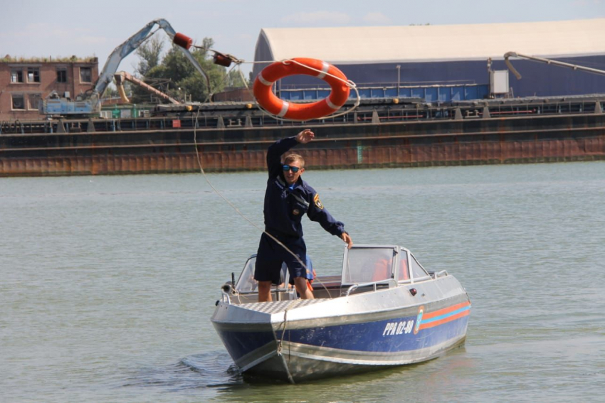 В Ростовской области рыбак чуть не погиб, упав с лодки