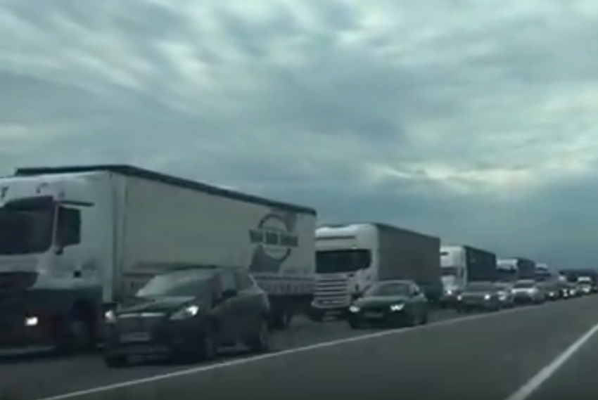 Многокилометровую пробку на трассе М-4 под Ростовом, заставшую врасплох автомобилистов, сняли на видео 