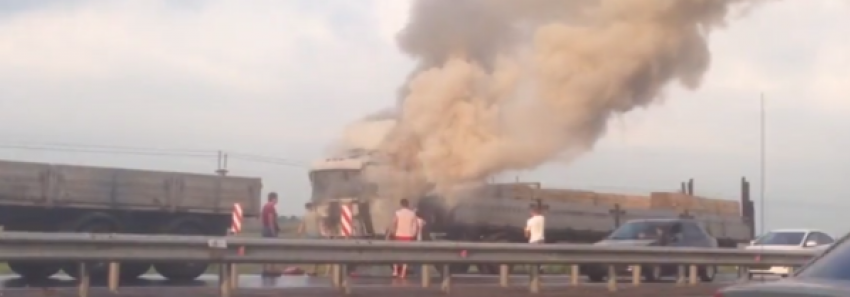 Фура с древесиной загорелась на въезде в Ростов 