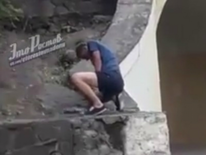 Нетрезвый извращенец в поисках «змеи в трусах» попал на видео в центре Ростова