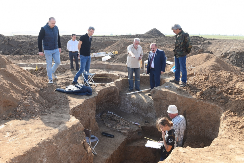 Ростовские археологи раскопали курган с двумя десятками могил