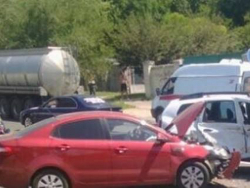 Две женщины получили травмы в тройном ДТП на встречке у перекрестка Ростова