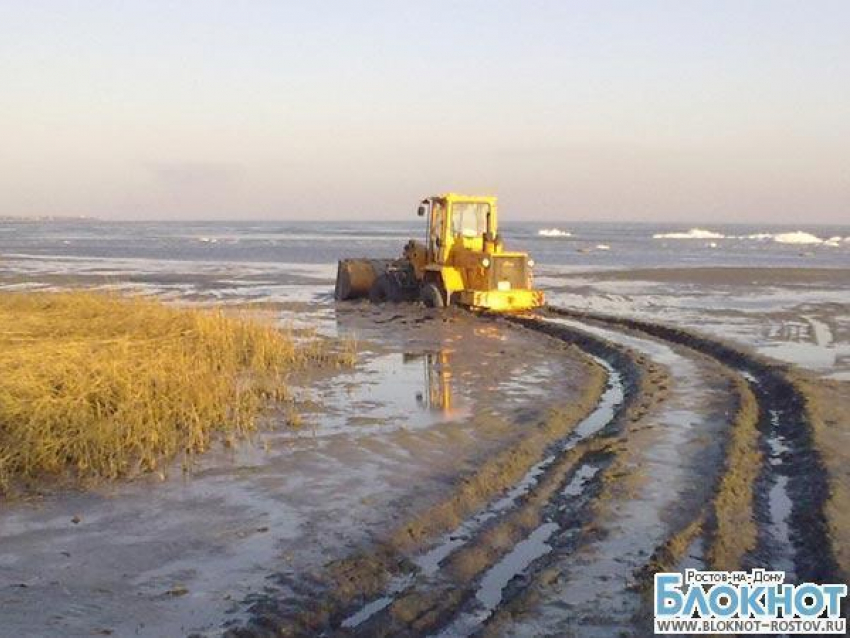 Два трактора увязли в грязи на берегу Таганрогского залива (ВИДЕО)