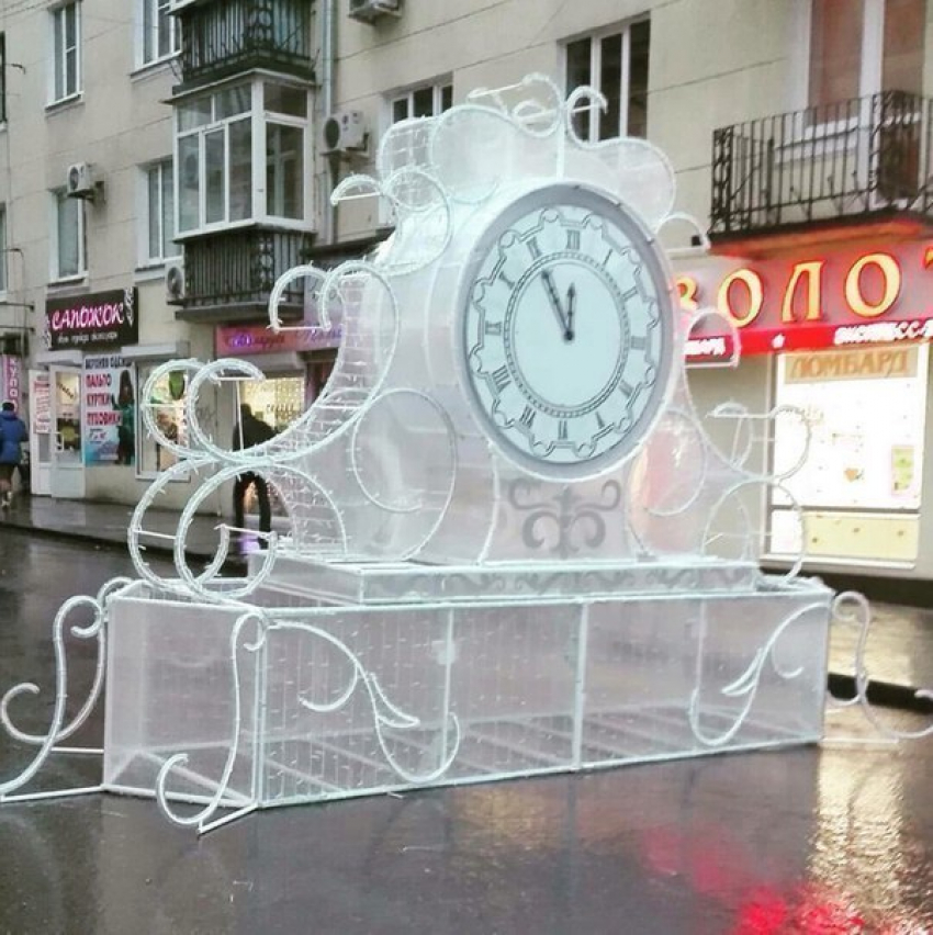В Ростове на Соборном установили «ледяные» часы с ошибкой на циферблате