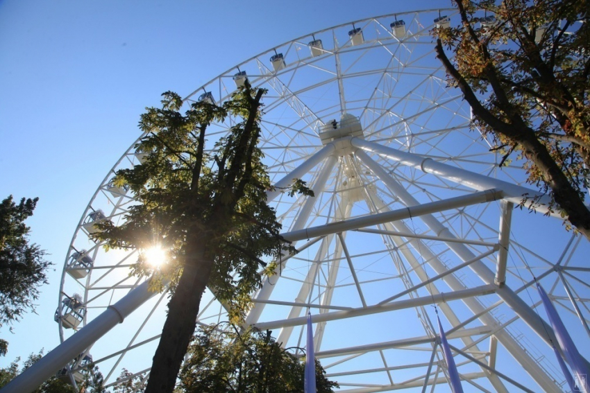 Второе по величине колесо обозрения «Одно небо» торжественно открыли в Ростове 