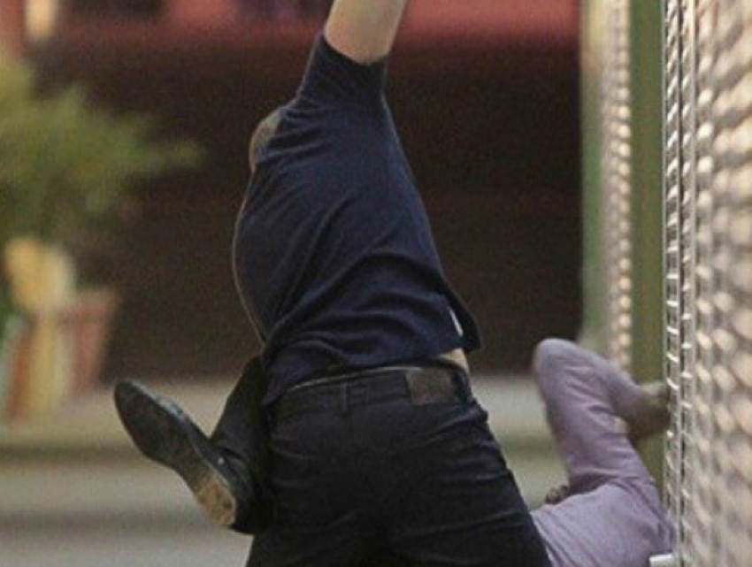 Метким ударом кулака в висок отправил в реанимацию «шумного» прохожего «полицейский» в Ростове