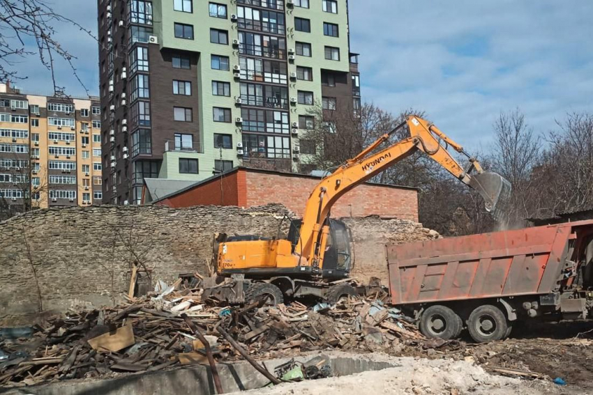 В Ростове строители снесли два старинных дома в районе ипподрома