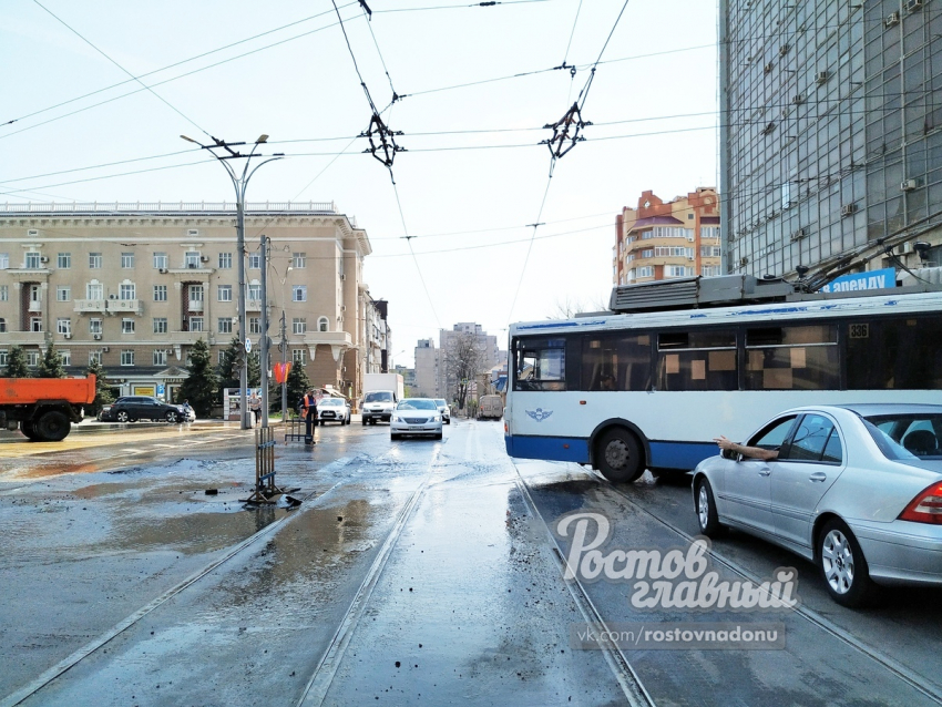 Центр Ростова временно остался без воды из-за прорыва трубы