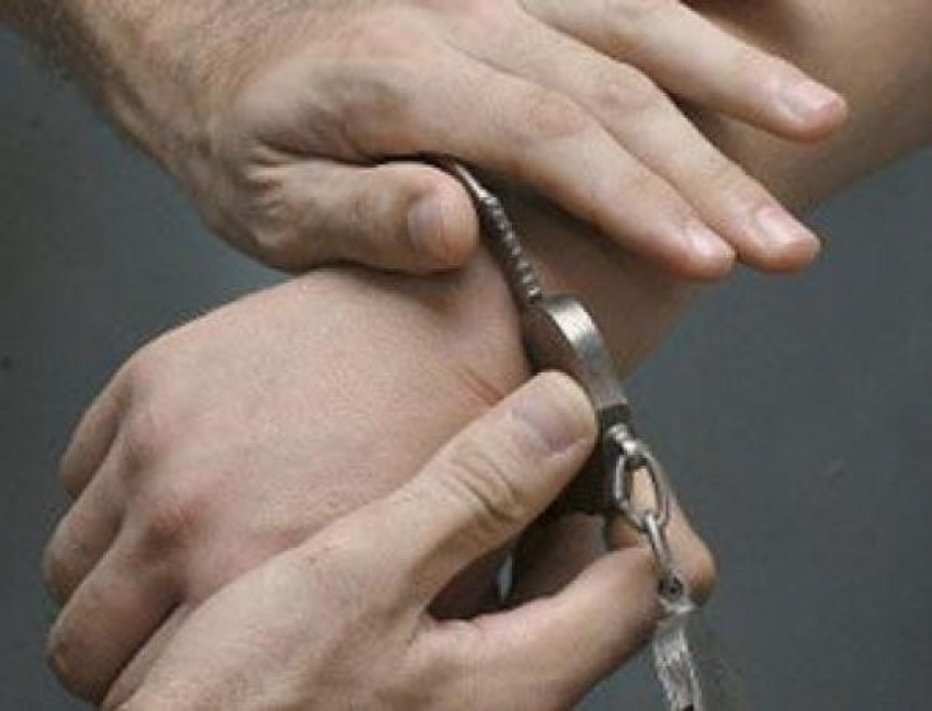 В Ростовской области поймали двоих парней и девушку, которые занимались грабежами