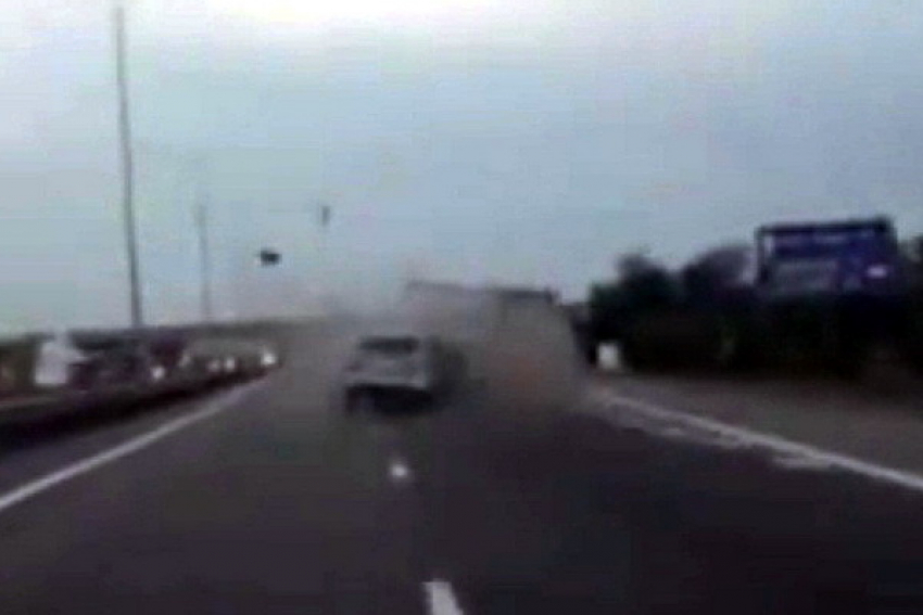 Внедорожник Mitsubishi опрокинул грузовик на трассе под Ростовом