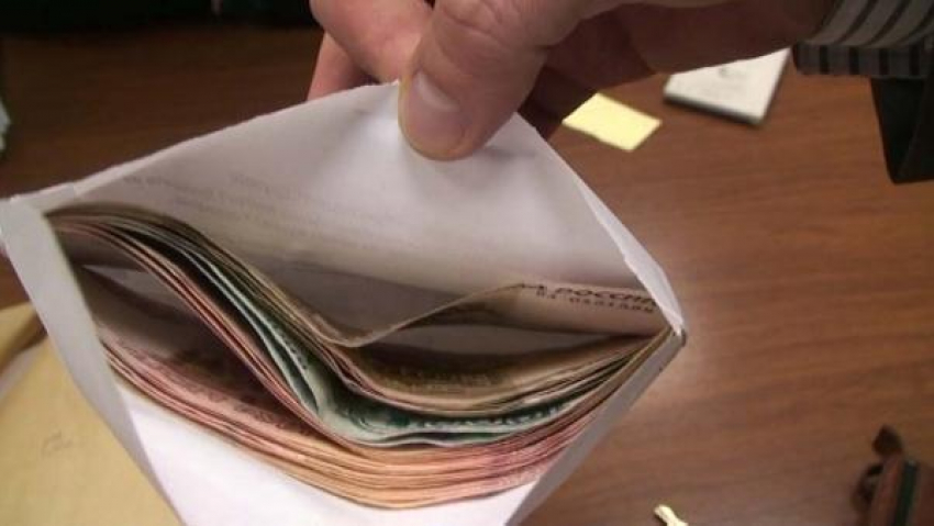 На взятке в 50 тысяч рублей попался полицейский в Таганроге