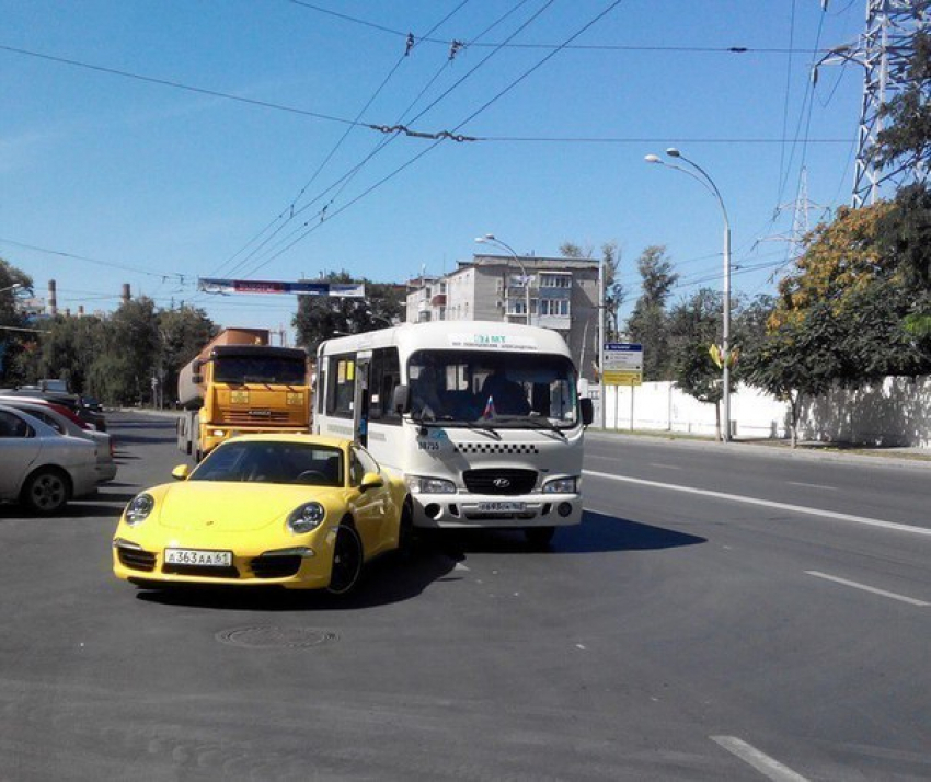 «Porsche» протаранил ростовскую маршрутку