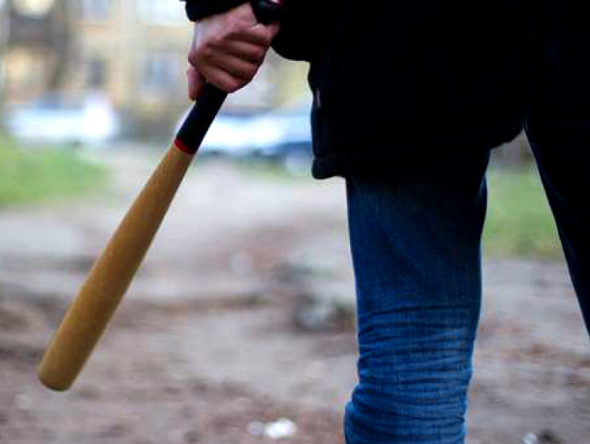 Жестокие удары битой по голове получил мужчина в Ростове