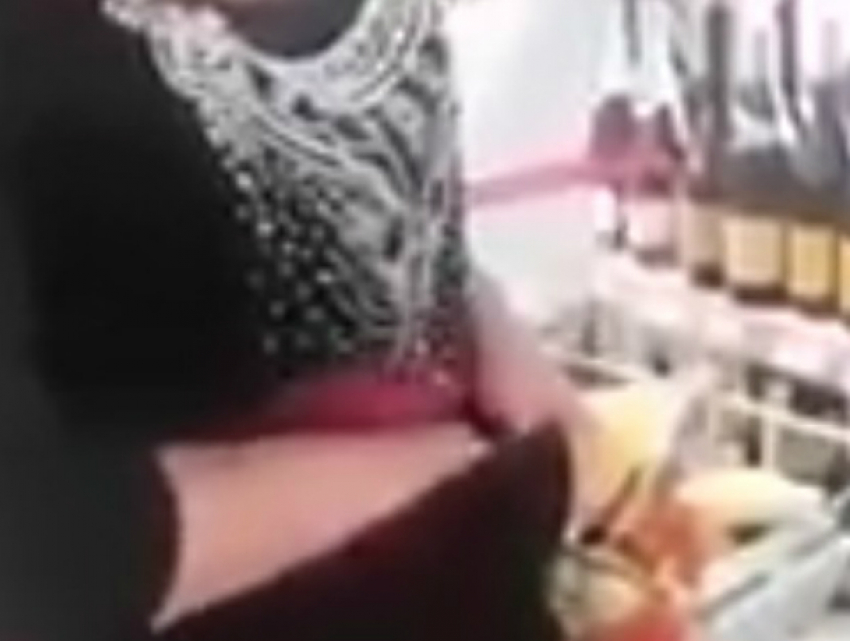 Фокус с исчезновением продуктов в «портал между ног» показала на видео воровка в магазине Ростова