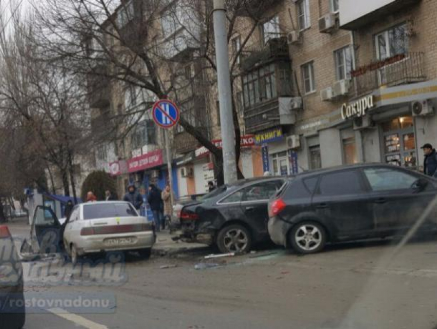 «Десятка» врезалась в припаркованную «Ауди» в Ростове