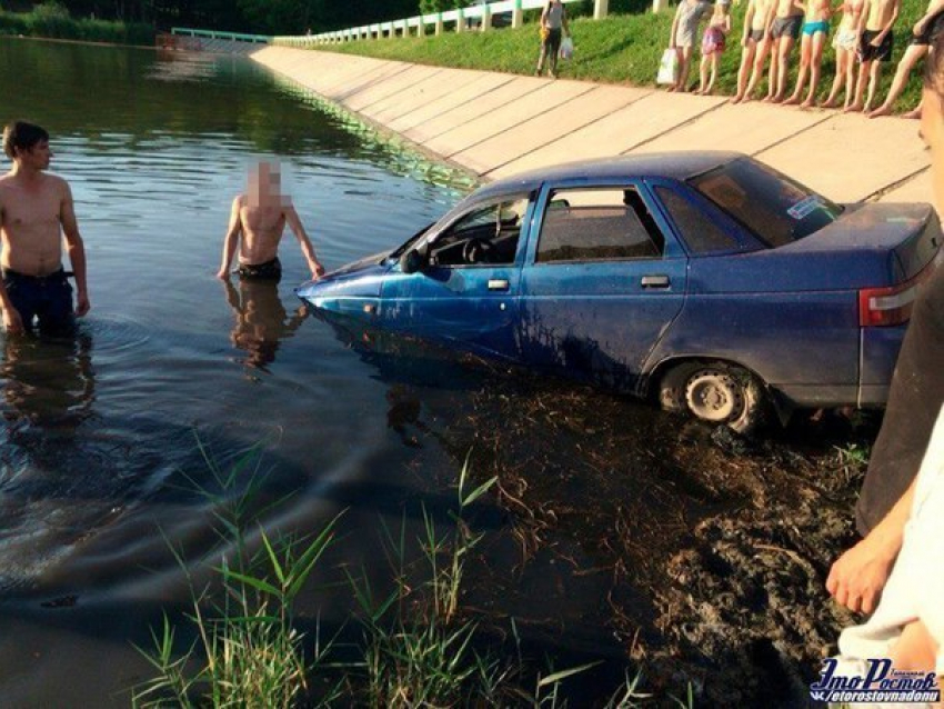 В Ростове водитель на скорости «влетел» в озеро 