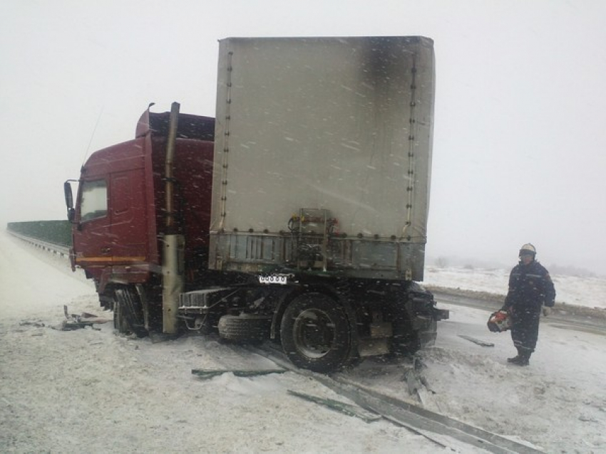 В Ростовской области МАЗ врезался в отбойник: водитель травмирован