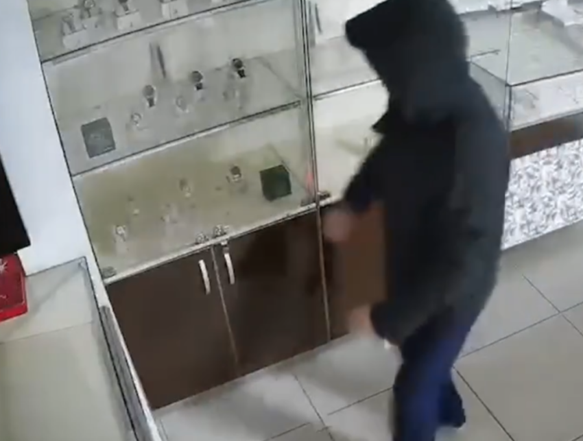 Гастролёр из Владимирской области ограбил женщину и устроил налёт на ювелирку в Батайске