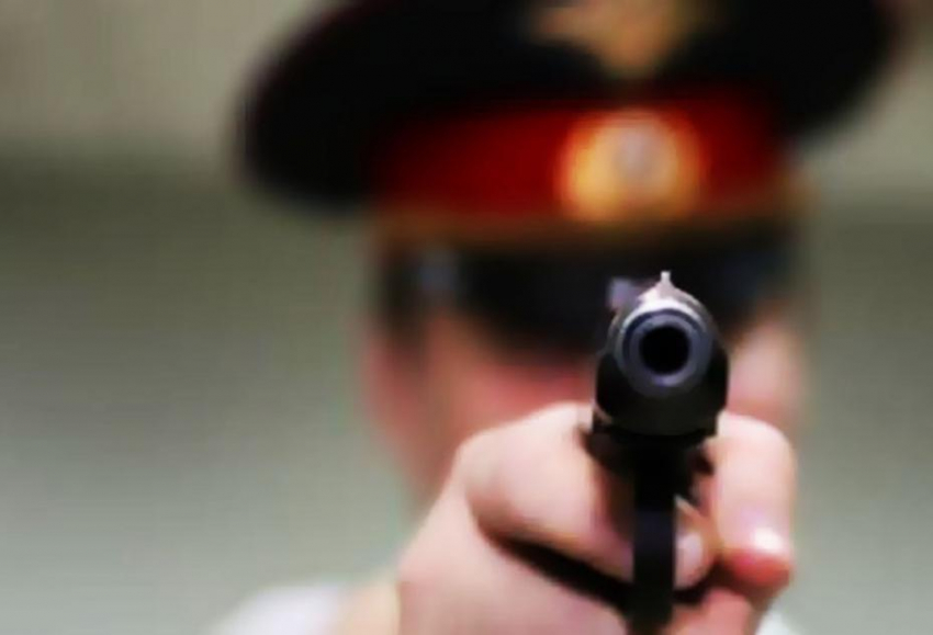 Полицейские из Неклиновского района угрожали мужчине пистолетом и требовали 200 тысяч рублей 