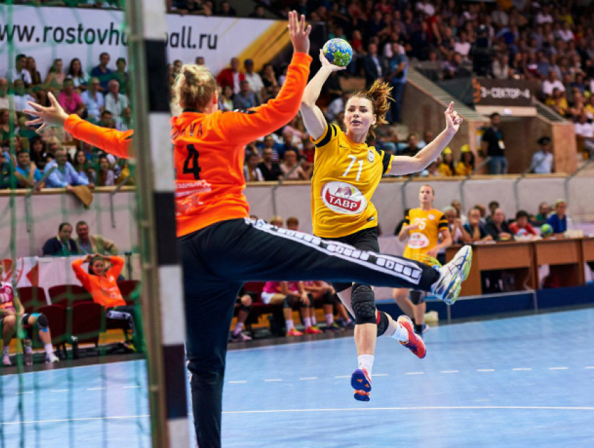 Сражение ростовских гандболисток и «Астраханочки» перенесли на следующий год