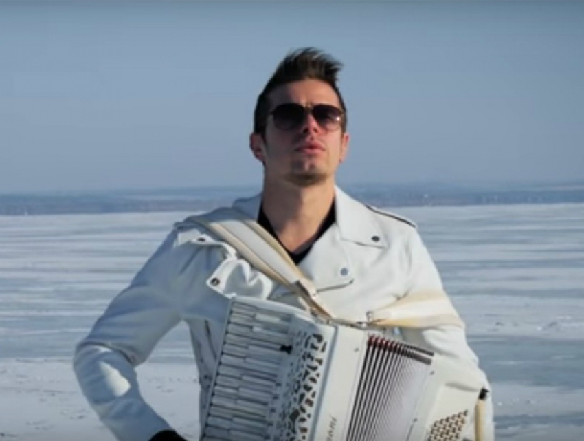 «Брэд Питт» из Ростова показал на видео поразительную аккордеонную игру на льду Азовского моря