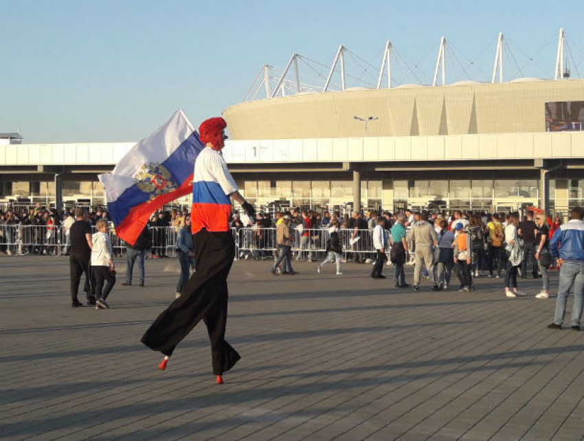 Крики и проклятия раздаются в адрес организаторов матча на «Ростов Арене»: людям приходится обходить стадион пешком